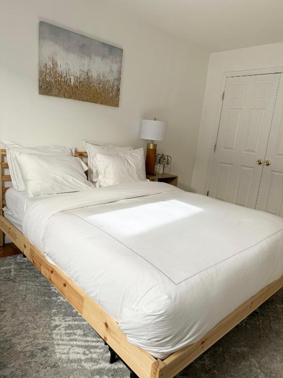 Postel nebo postele na pokoji v ubytování Stylish Evergreen Apartment By Newark Airport