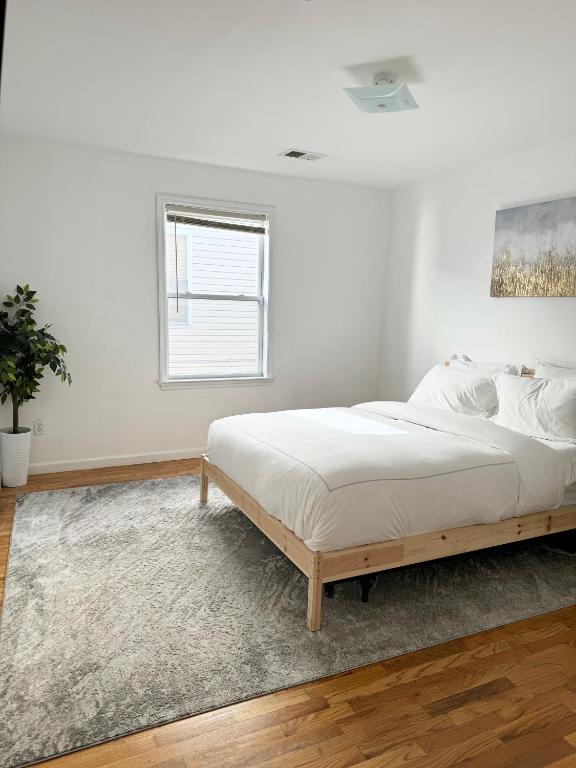 Postel nebo postele na pokoji v ubytování Stylish Evergreen Apartment By Newark Airport