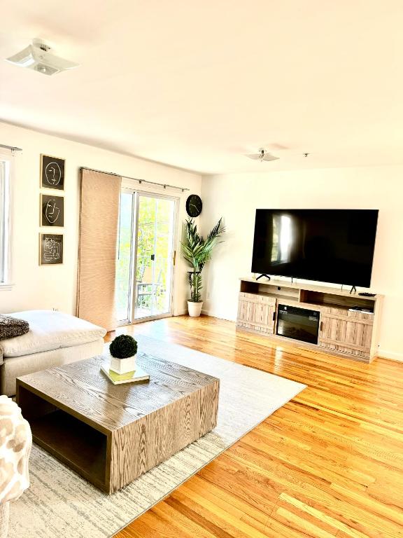 TV a/nebo společenská místnost v ubytování Stylish Evergreen Apartment By Newark Airport