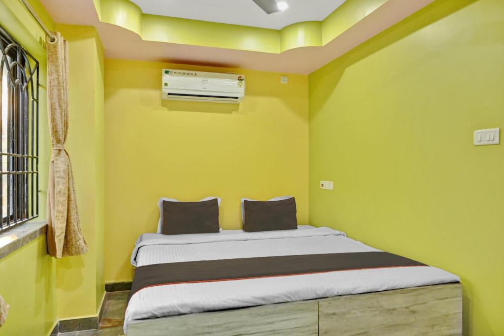 Postel nebo postele na pokoji v ubytování Hotel O Mahal