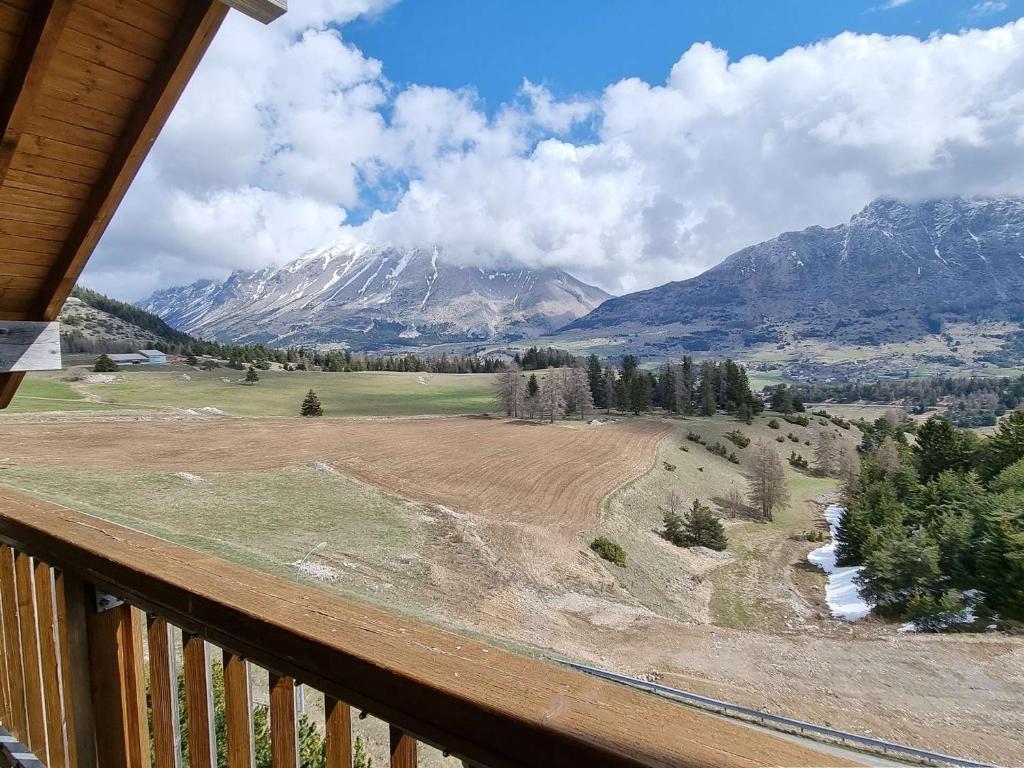 - une vue sur la montagne depuis la terrasse couverte d'une cabine dans l'établissement Appartement 4 pers à 250m des pistes avec Parking et Balcon - FR-1-525-290, à Superdevoluy