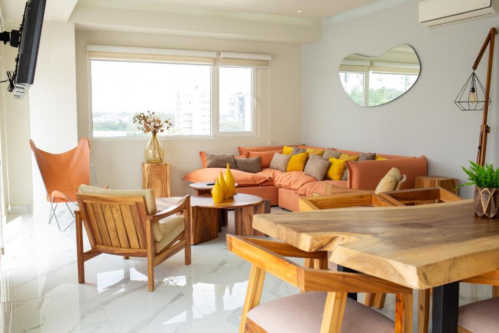 a living room with a couch and a table at Centrico departamento de 3 habitaciones in Guadalajara