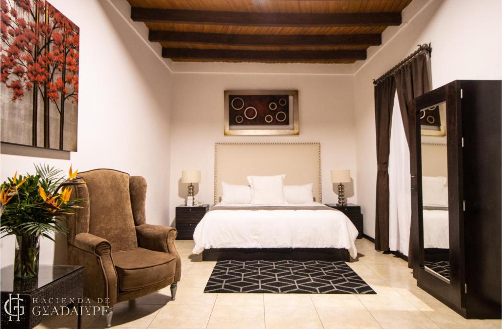 Postel nebo postele na pokoji v ubytování Hotel Boutique Hacienda Guadalupe
