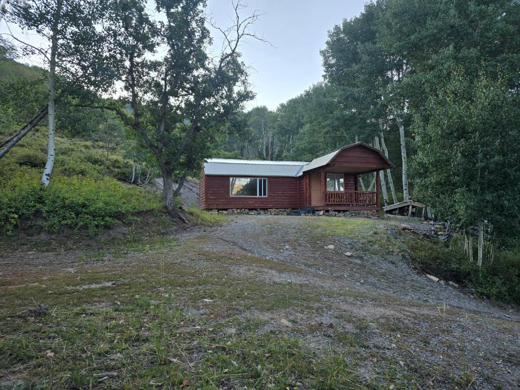 a small cabin in the middle of a forest at Lake log Cabin getaway in Verdure