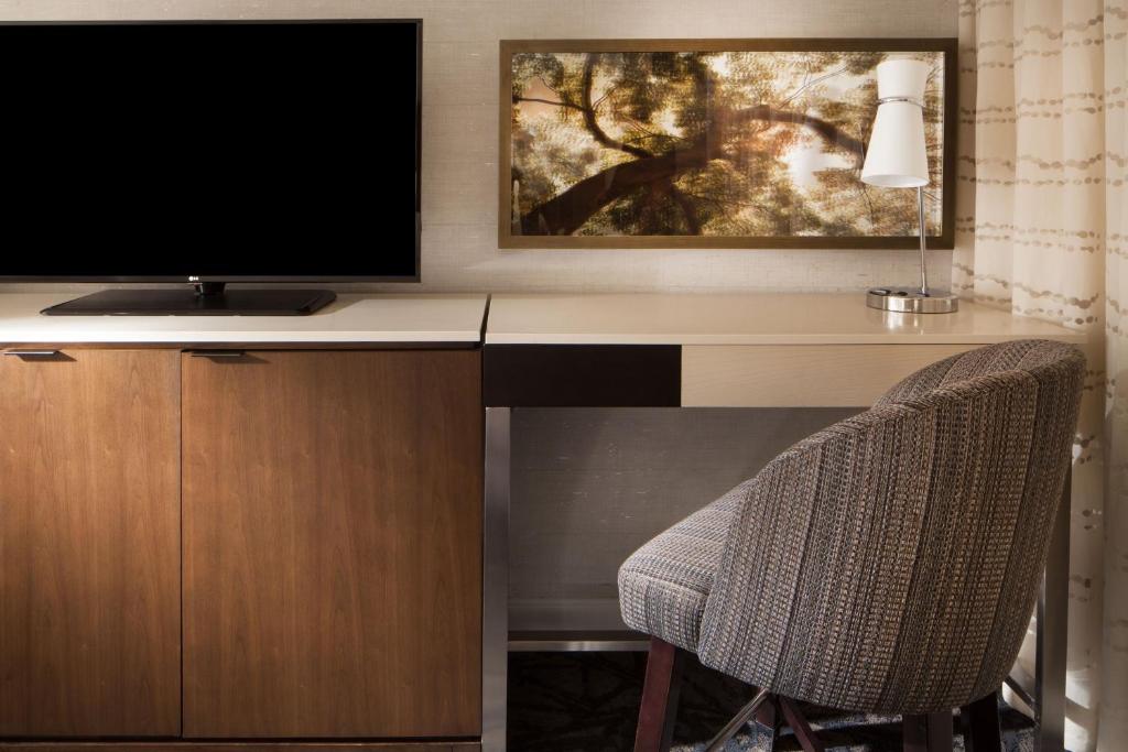TV a/nebo společenská místnost v ubytování The Westin Princeton at Forrestal Village