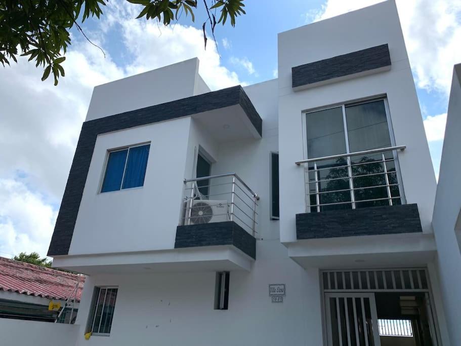 a white house with a balcony on the side of it at Hermosa casa en excelente ubicación in Barranquilla