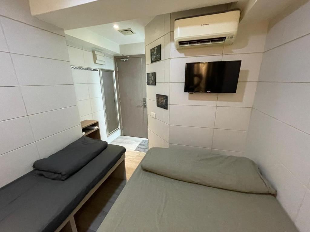 Camera con divano e TV a parete di 香港榆臨賓館 Yulam Guesthouse a Hong Kong