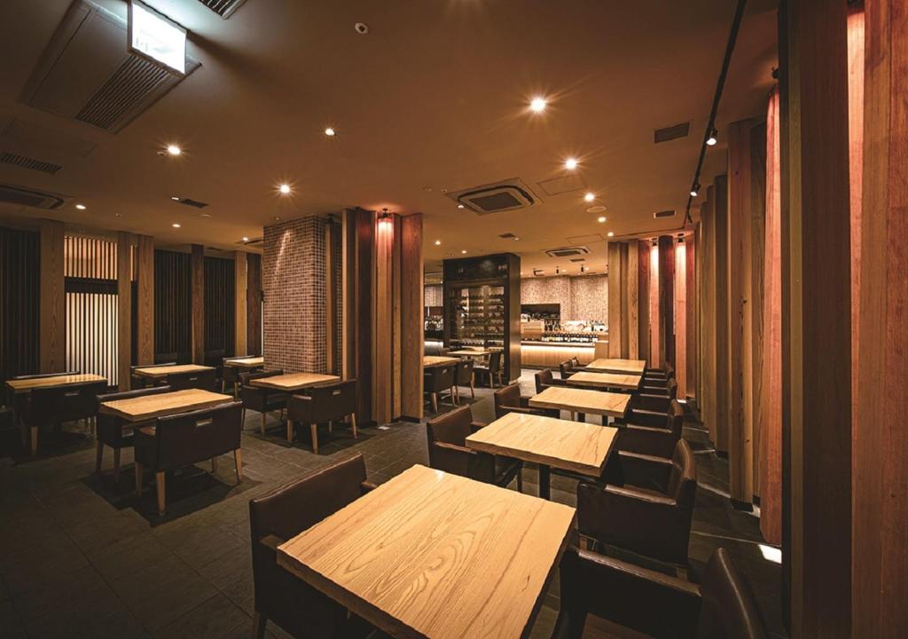 Prince Smart Inn Osaka Yodoyabashi餐厅或其他用餐的地方