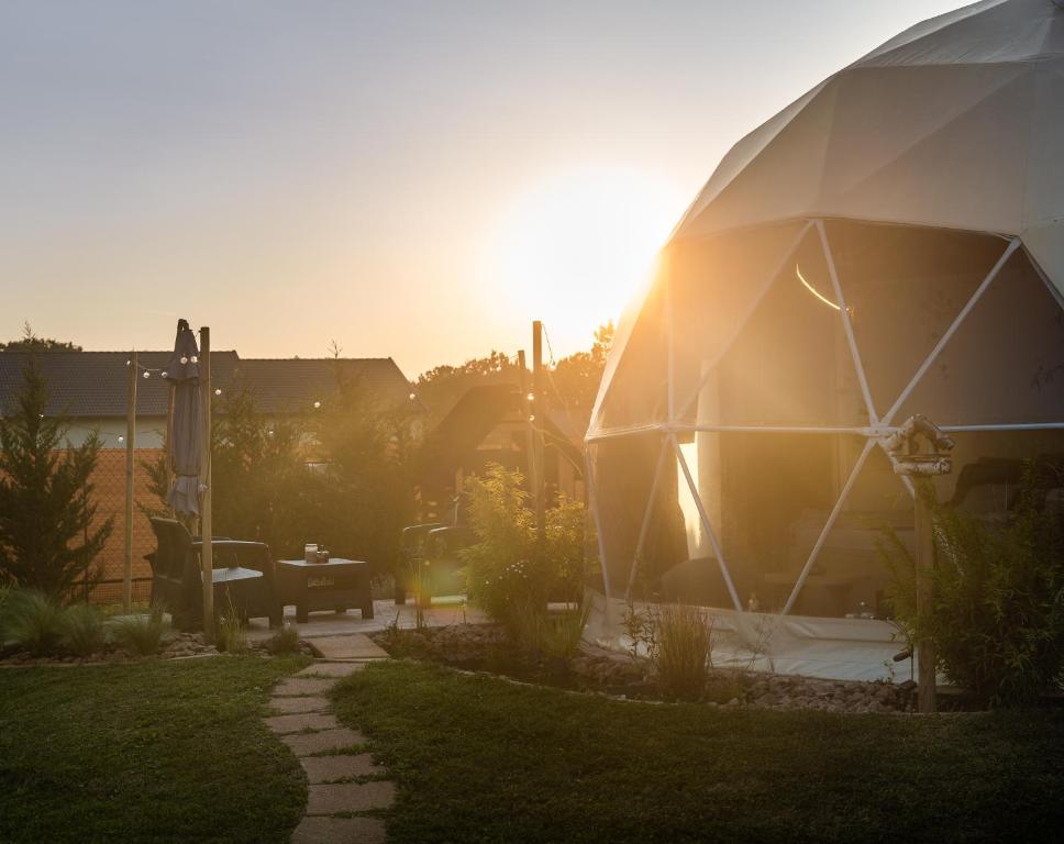 Východ nebo západ slunce při pohledu z luxury tent nebo okolí