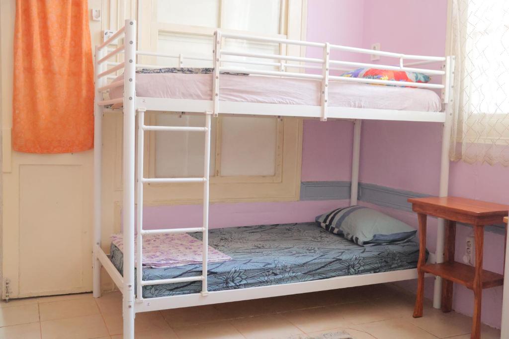 Palanda nebo palandy na pokoji v ubytování Lotus Garden Hostel Izmir