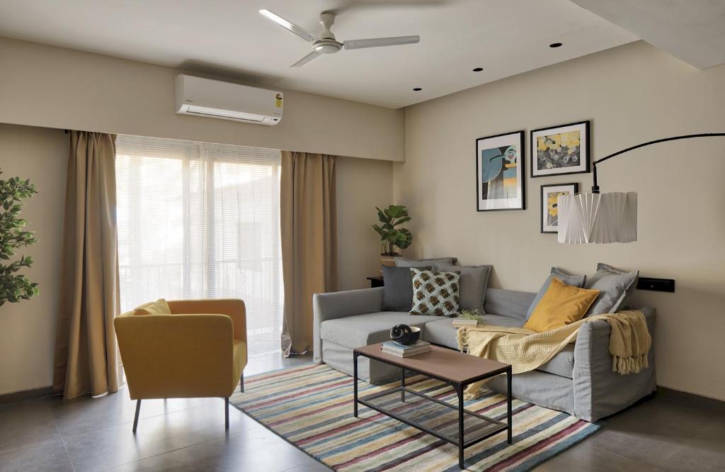 Χώρος καθιστικού στο Large 1BHK Apartment by tisyastays