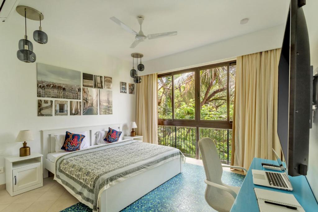 Ένα ή περισσότερα κρεβάτια σε δωμάτιο στο New House 1BHK Apartment by tisyastays