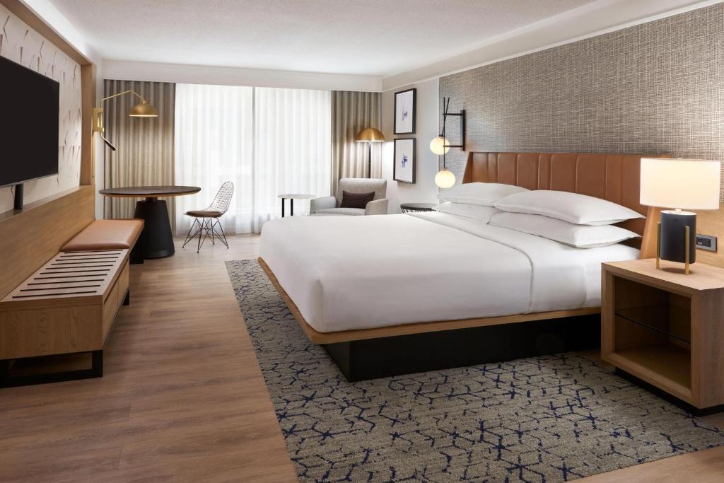 Postel nebo postele na pokoji v ubytování Sheraton Gateway Hotel in Toronto International Airport