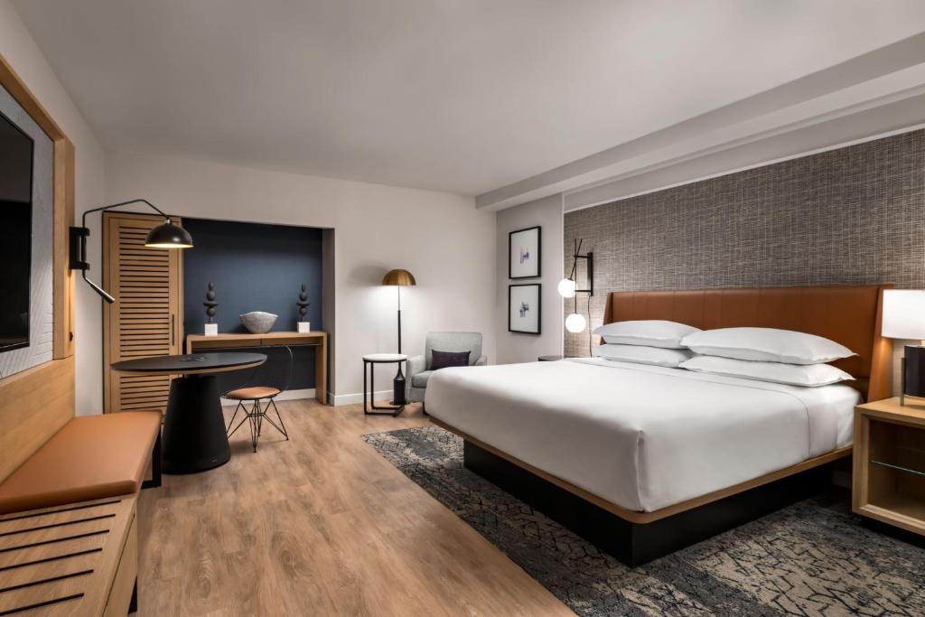 Postel nebo postele na pokoji v ubytování Sheraton Gateway Hotel in Toronto International Airport
