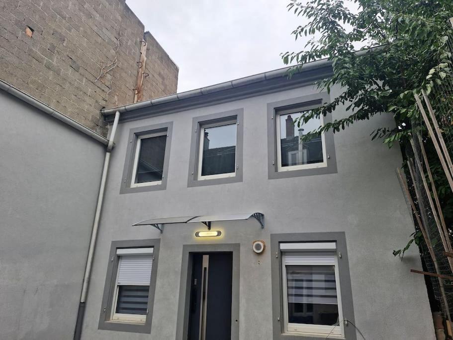 Entire house with arcade machine in a private backyard, 3 bedrooms, 1 bathroom, 1 leaving room with convertible sofa and open kitchen – photo 6