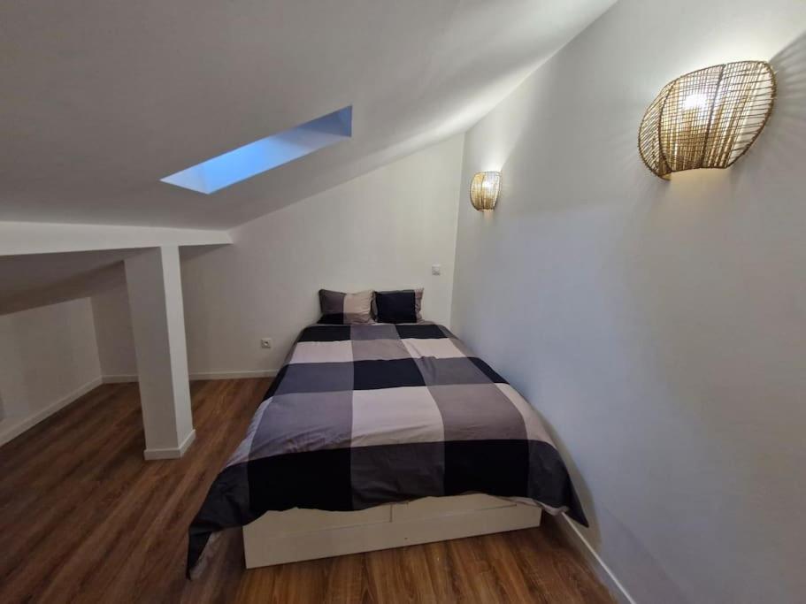 Entire house with arcade machine in a private backyard, 3 bedrooms, 1 bathroom, 1 leaving room with convertible sofa and open kitchen – photo 2