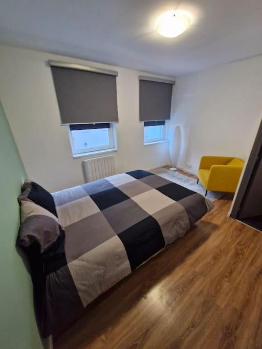 Entire house with arcade machine in a private backyard, 3 bedrooms, 1 bathroom, 1 leaving room with convertible sofa and open kitchen – photo 7