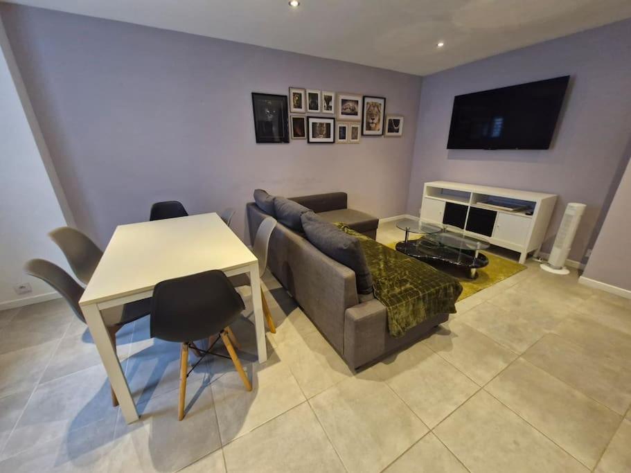 Entire house with arcade machine in a private backyard, 3 bedrooms, 1 bathroom, 1 leaving room with convertible sofa and open kitchen – photo 13