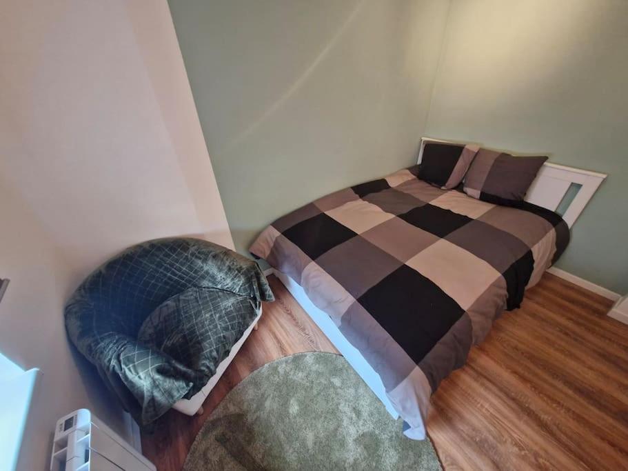 Entire house with arcade machine in a private backyard, 3 bedrooms, 1 bathroom, 1 leaving room with convertible sofa and open kitchen – photo 44