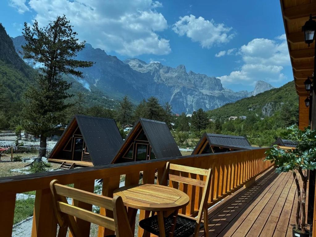 Vista generica sulle montagne o vista sulle montagne dall'interno della villa