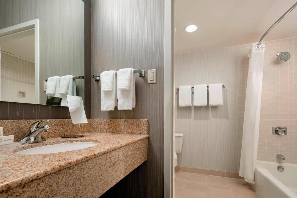 Courtyard by Marriott San Francisco Airport - Queen Room With Two Queen Beds