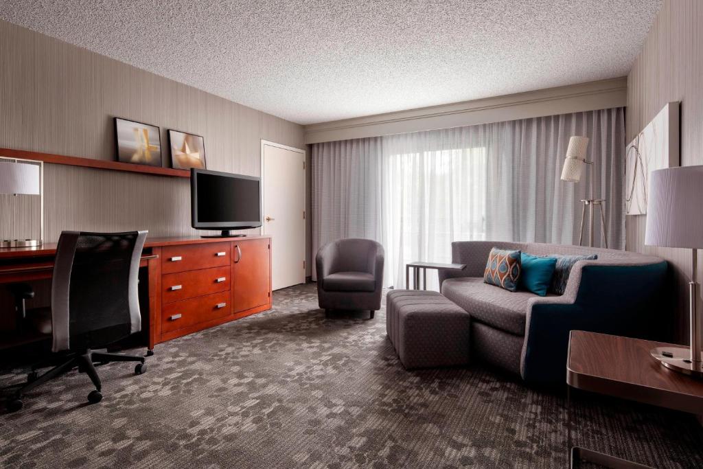 Courtyard by Marriott San Francisco Airport - Suite, 1 King, Sofa Bed