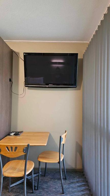 TV a/nebo společenská místnost v ubytování The Bright Motor Inn
