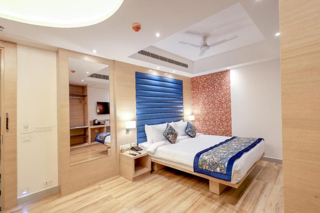 Postel nebo postele na pokoji v ubytování HOTEL SURYA GRAND