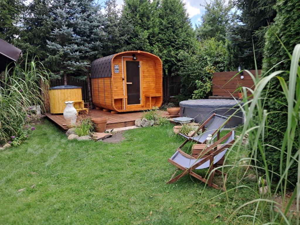 Vonkajšia záhrada v ubytovaní Dom z Sauną i Jacuzzi- na wyłączność lub pokoje