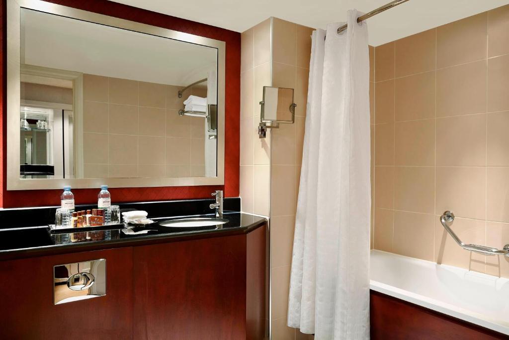 Sheraton Skyline Hotel London Heathrow - Suite, Club Lounge Access, Junior Suite, 1 Queen