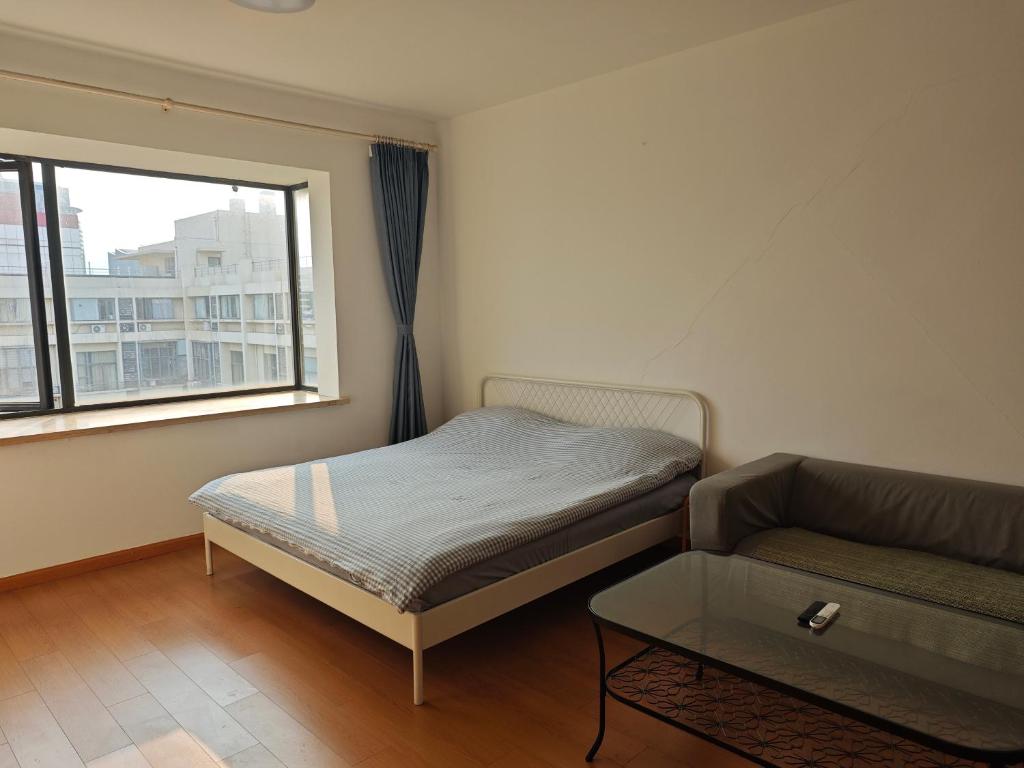 Postel nebo postele na pokoji v ubytování iNestin Shanghai Apt Xinjinqiao Road