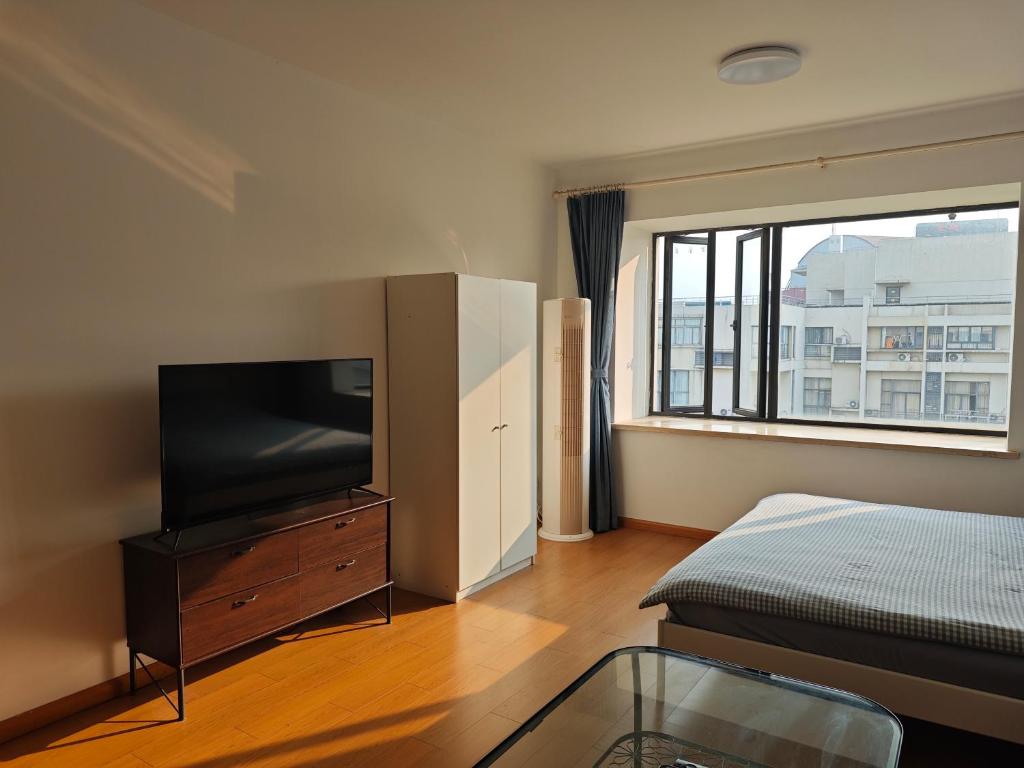 TV a/nebo společenská místnost v ubytování iNestin Shanghai Apt Xinjinqiao Road
