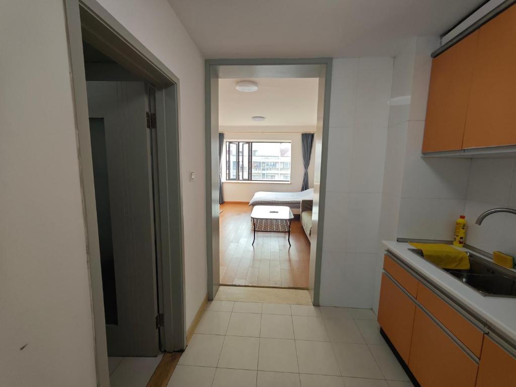Kuchyň nebo kuchyňský kout v ubytování iNestin Shanghai Apt Xinjinqiao Road
