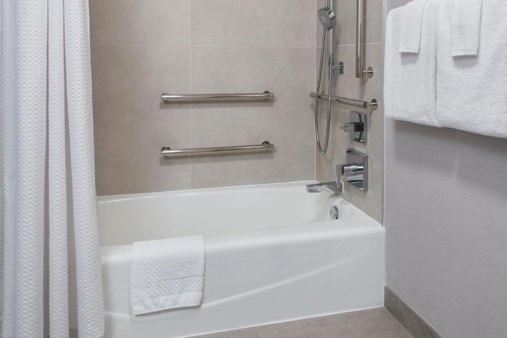 Koupelna v ubytování Courtyard by Marriott Tarrytown Westchester County