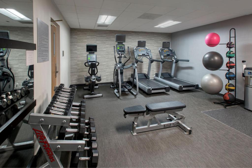 Fitness centrum a/nebo fitness zařízení v ubytování Courtyard by Marriott Tarrytown Westchester County
