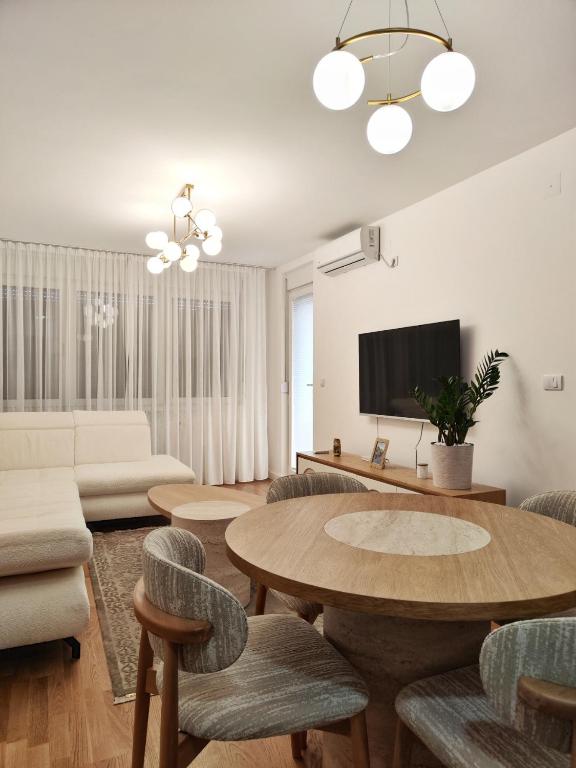TV a/nebo společenská místnost v ubytování Apartman Raj