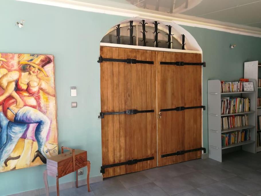 une grande armoire en bois dans une pièce avec un tableau dans l'établissement La Bastide, à Sanary-sur-Mer