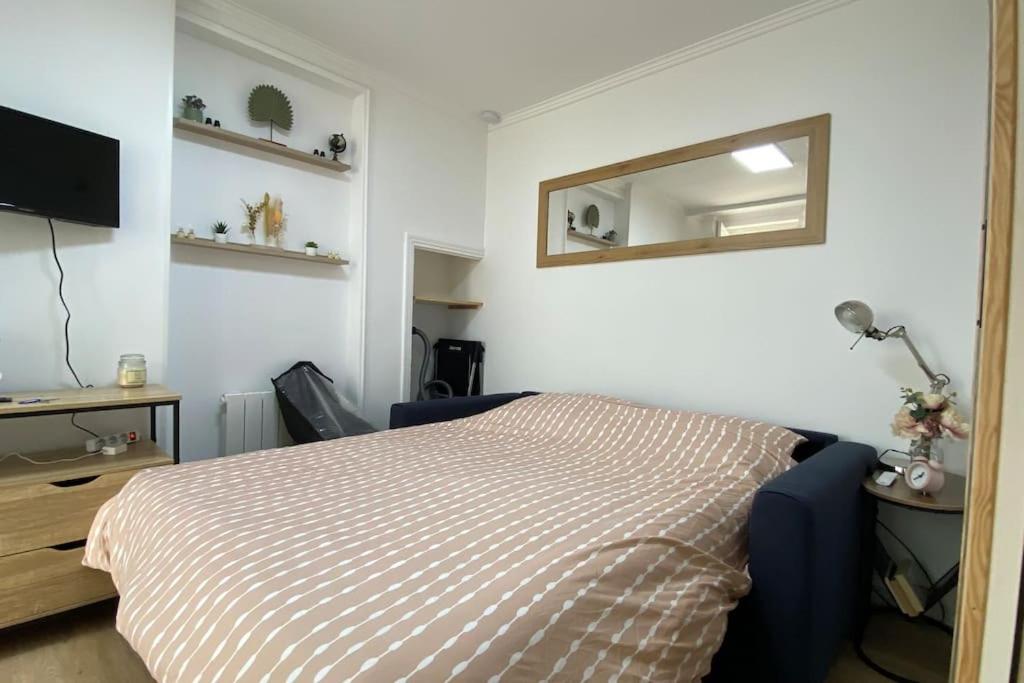 une chambre avec un lit, un bureau et un miroir dans l'établissement Studio Gare Dijon centre, à Dijon