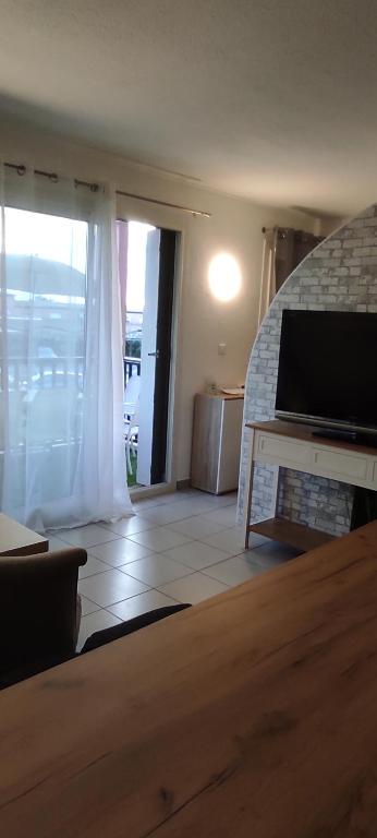 Il comprend un salon doté d'une cheminée et d'une télévision à écran plat. dans l'établissement Pergola, à Saint-Cyprien