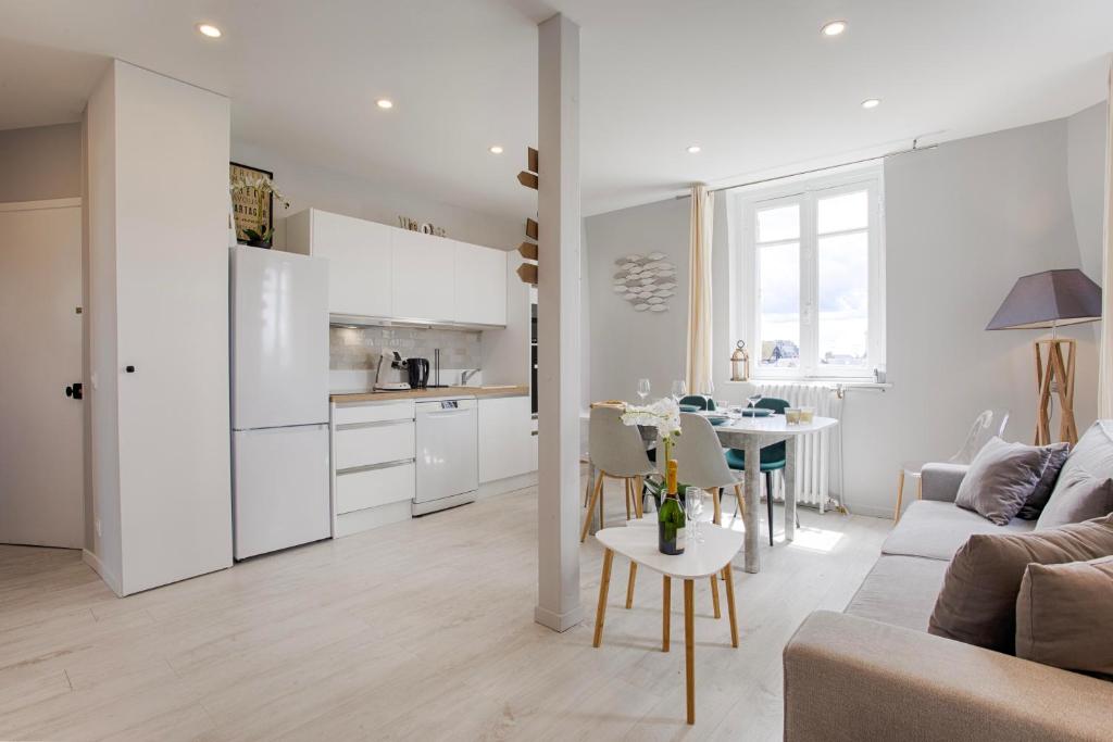 un salon avec un canapé et une table dans l'établissement Centre Ville Deauville, à Deauville