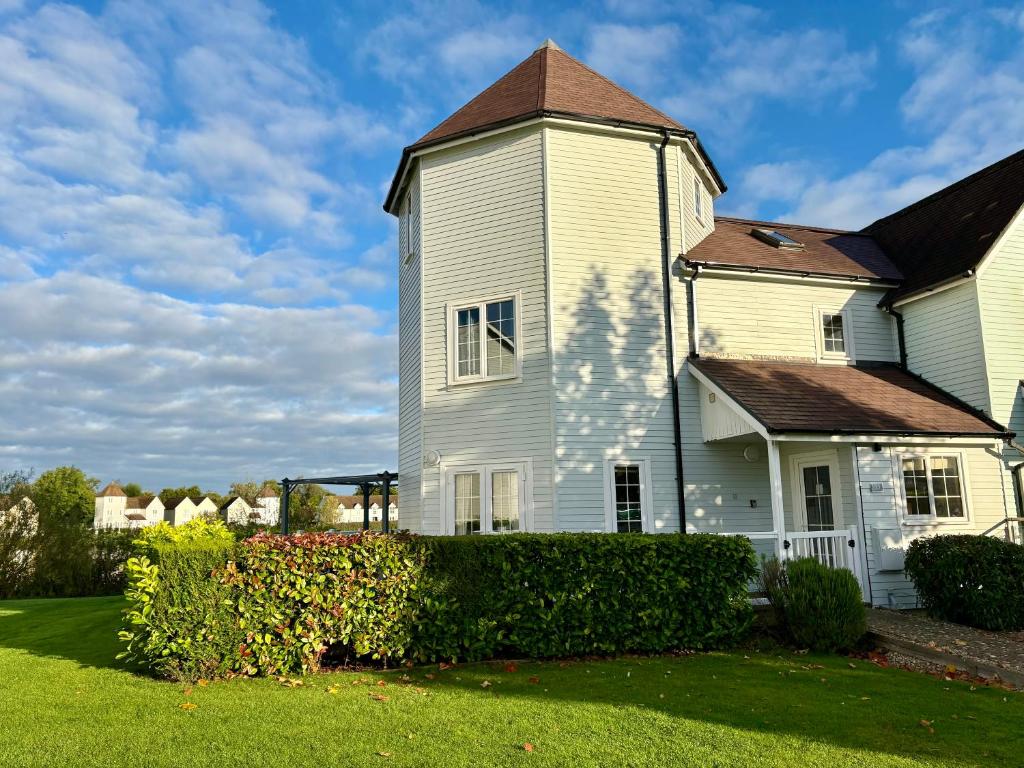 Κήπος έξω από το Somerford Lake House