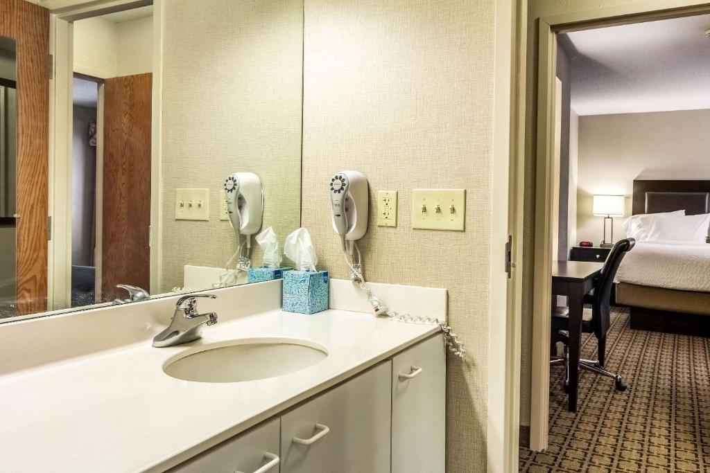 Clarion Inn Cranberry Township photo