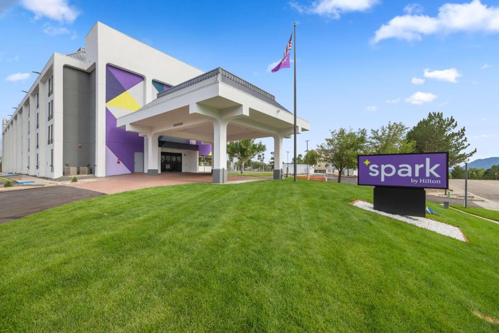 科罗拉多斯普林斯Spark by Hilton Colorado Springs I 25 Central的草坪大楼前的公园标志
