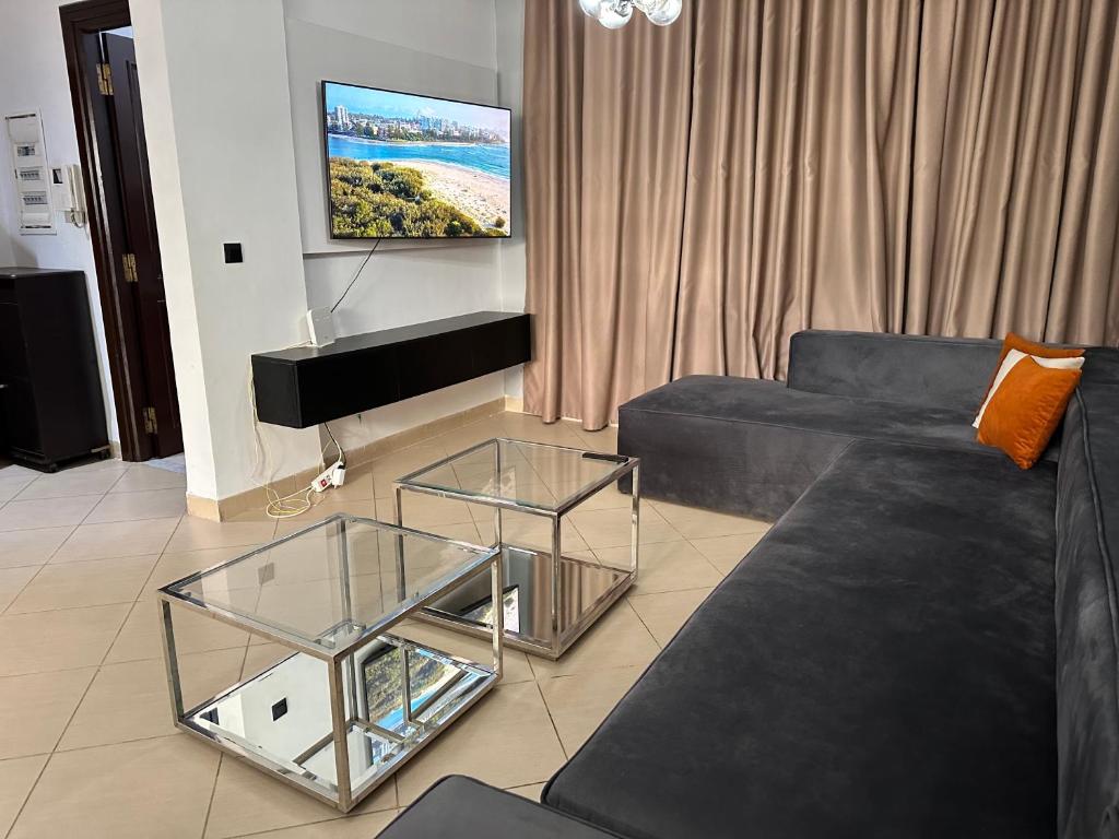 una sala de estar con un sofá y una mesa en Duplex cornish lac2, en Túnez