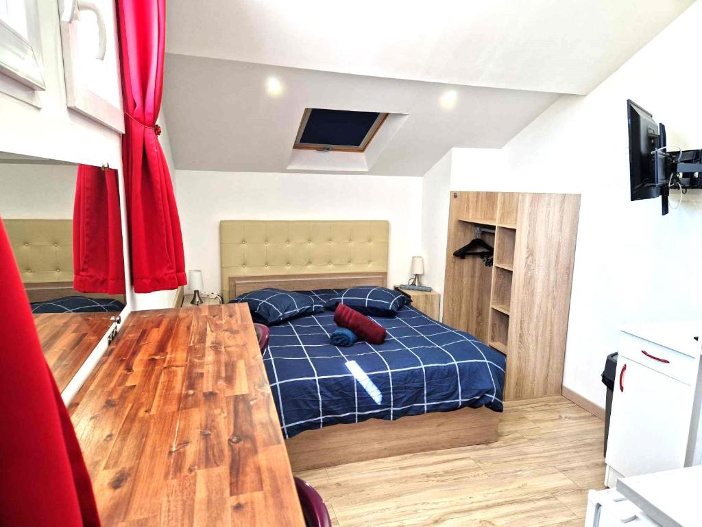 Łóżko lub łóżka w pokoju w obiekcie 08 - Très joli studio tout équipé avec parking privatif gratuit, grand fourgon possible, tout le linge de maison est fourni