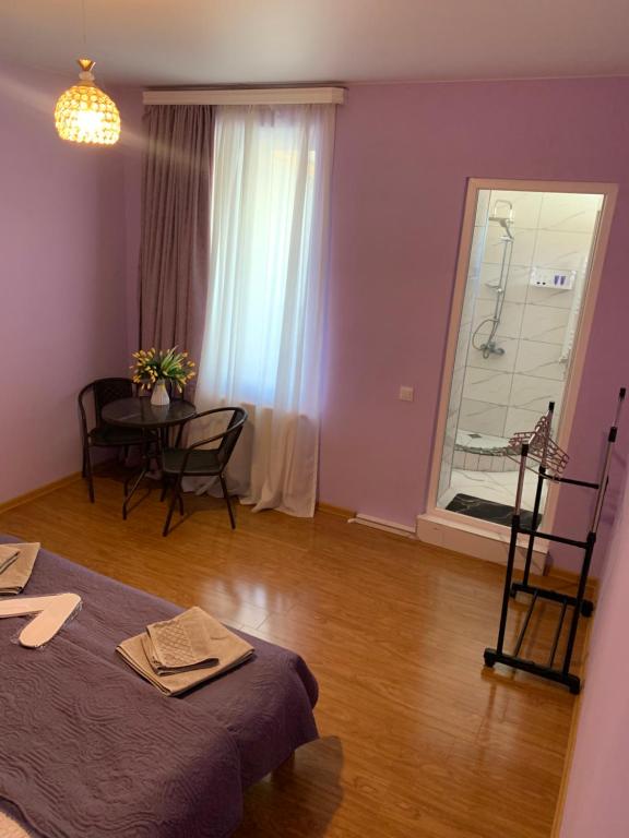 Postel nebo postele na pokoji v ubytování Mate's home Kazbegi