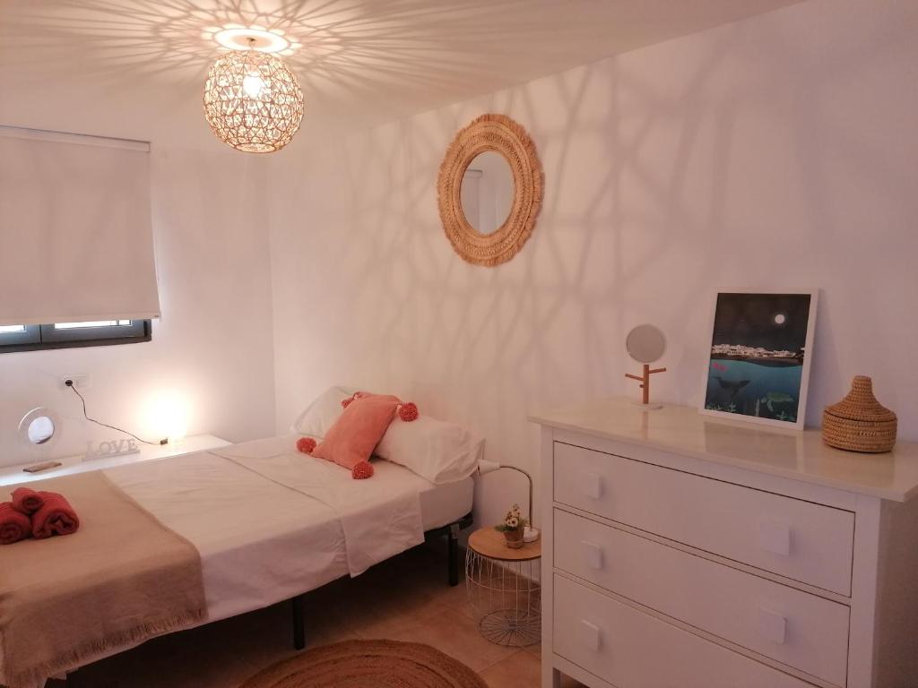 Postel nebo postele na pokoji v ubytování Casa en Cotillo Lagos with Wifi & Netflix