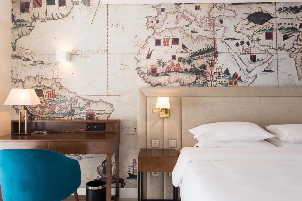 Een bed of bedden in een kamer bij Four Points by Sheraton Sesimbra