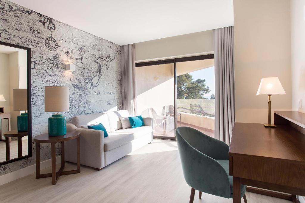 Een zitgedeelte bij Four Points by Sheraton Sesimbra