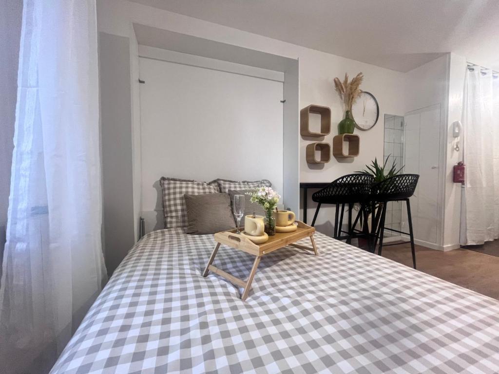 Un dormitorio con una cama con una mesa encima. en Studio centre ville moderne, en Le Havre